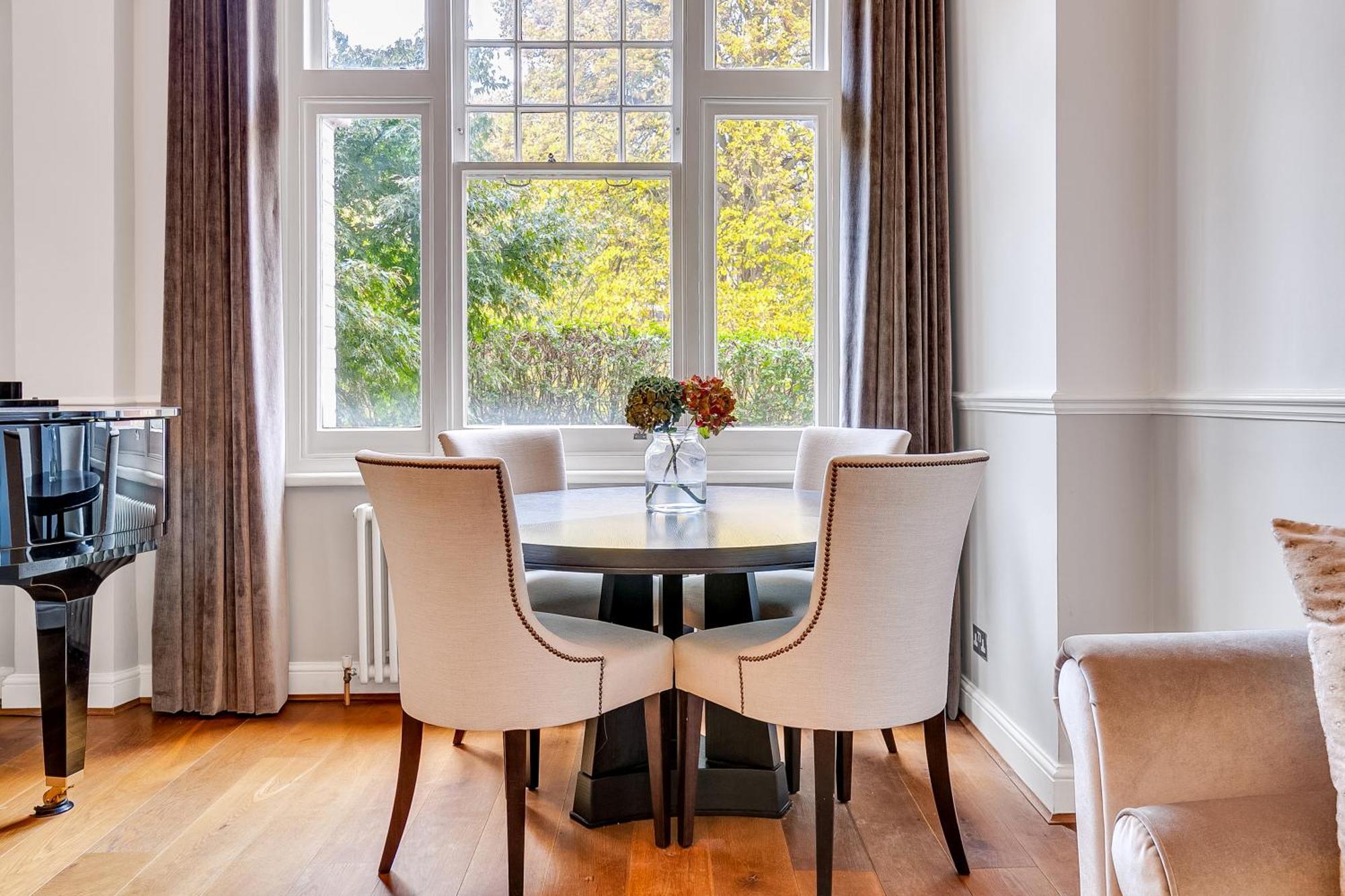 New - 2 Bed Flat - West Kensington Station - Private Garden London